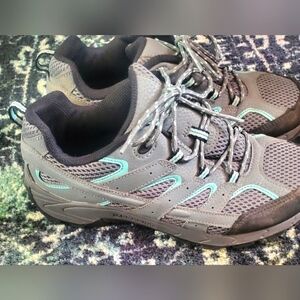 (Moving Sale) Women's Merrell shoes size 6W(wide)